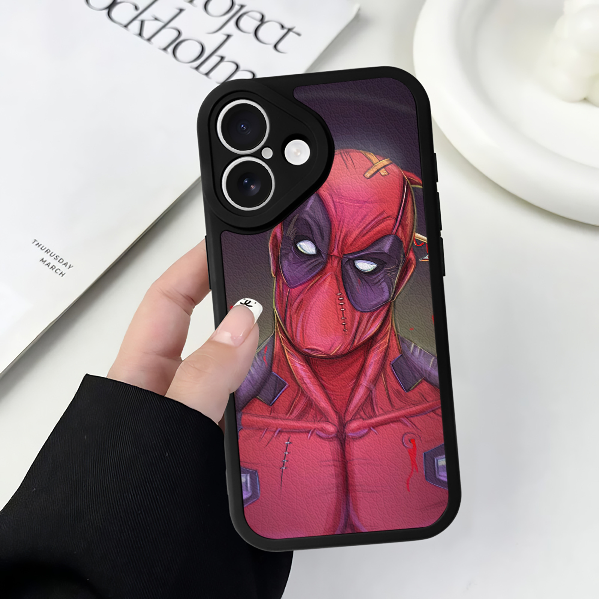 （画像用） Deadpool デッドプール 【iPhone 16シリーズ対応】シリコンスマホケース（レザー調） 材質：シリコン